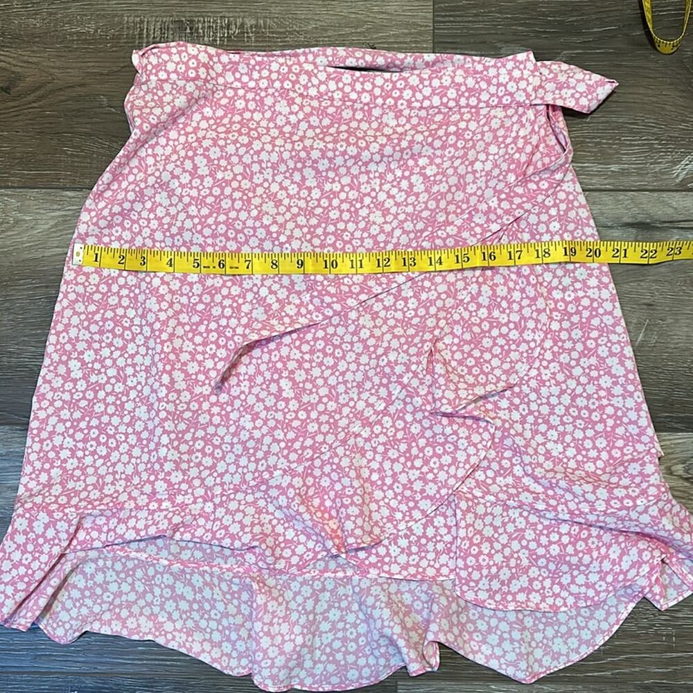 Wrap short skirt, pink with white flowers, size medium - Picture 6 of 13